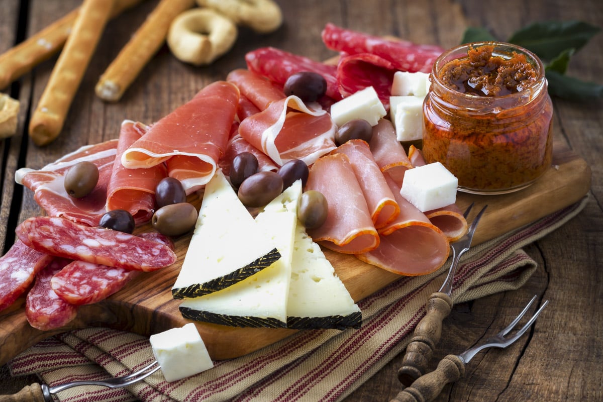 Spansk tapasfat med spekemat, geitost, oliven og brødpinne