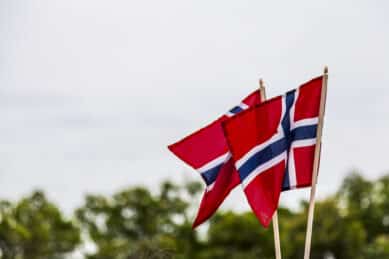 2 norsk flagg vaier i vinden