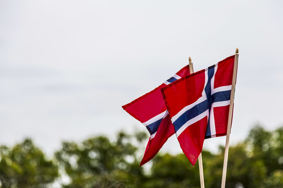 2 norsk flagg vaier i vinden
